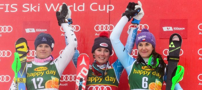 A znovu spolu na bedně. Veronika Velez-Zuzulová (vlevo), Šárka Strachová (vpravo), mezi nimi vítězka Mikaela Schiffrinová.