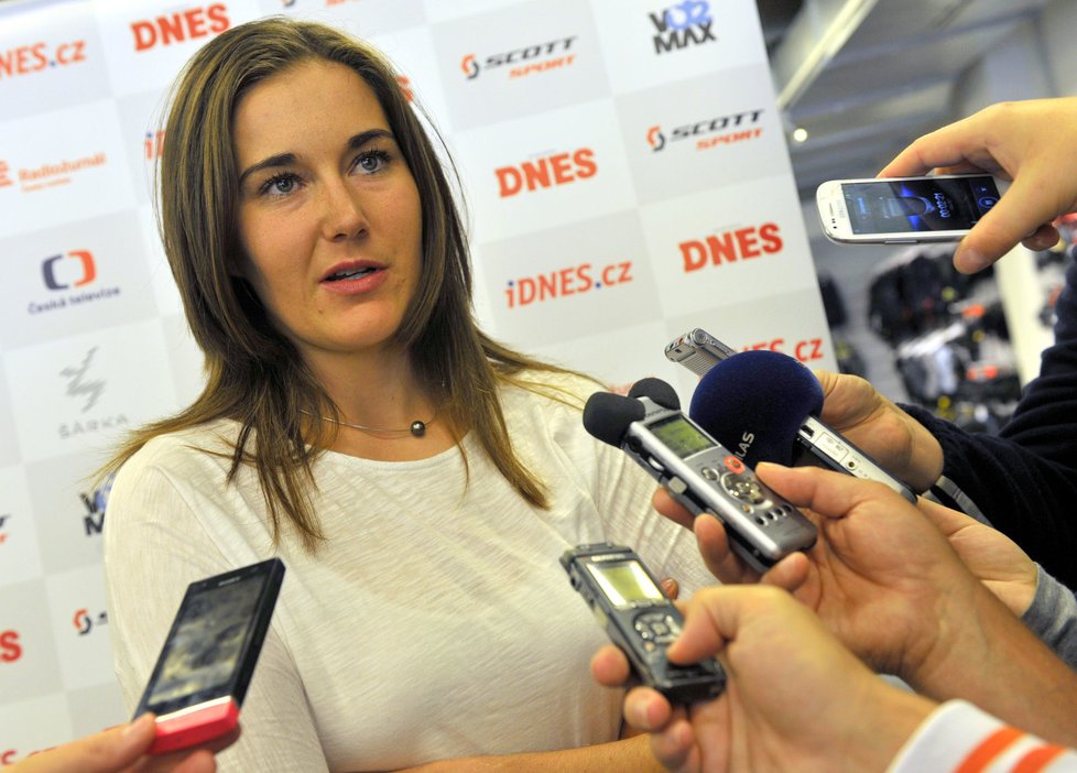 Šárka Strachová při rozhovoru s novináři před startem olympijské sezony