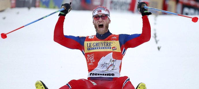 Norský běžec na lyžích Martin Johnsrud Sundby vyhrál etapovou Tour de Ski jako první muž potřetí za sebou.