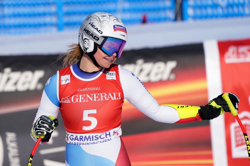 Corinne Suterová se usmívá v cíli super-G v Ga-Pa, v němž nakonec brala zlato...