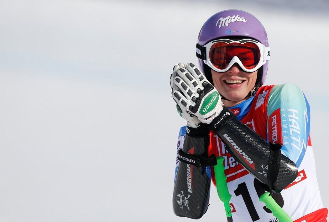 Tina Mazeová se raduje z vítězství v superobřím slalomu ve Svatém Antonu