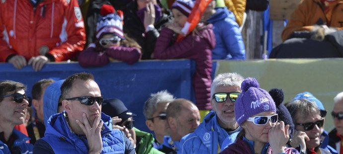 Antonín Strach (vlevo), manžel české lyžařky Šárky Strachové, pozoruje dění při finále SP ve Svatém Mořici