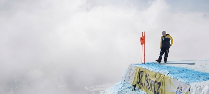 V dějišti MS v alpském lyžování sice vysvitlo sluníčko, ale sjezdaře nechce pustit na trať mlha ve střední části