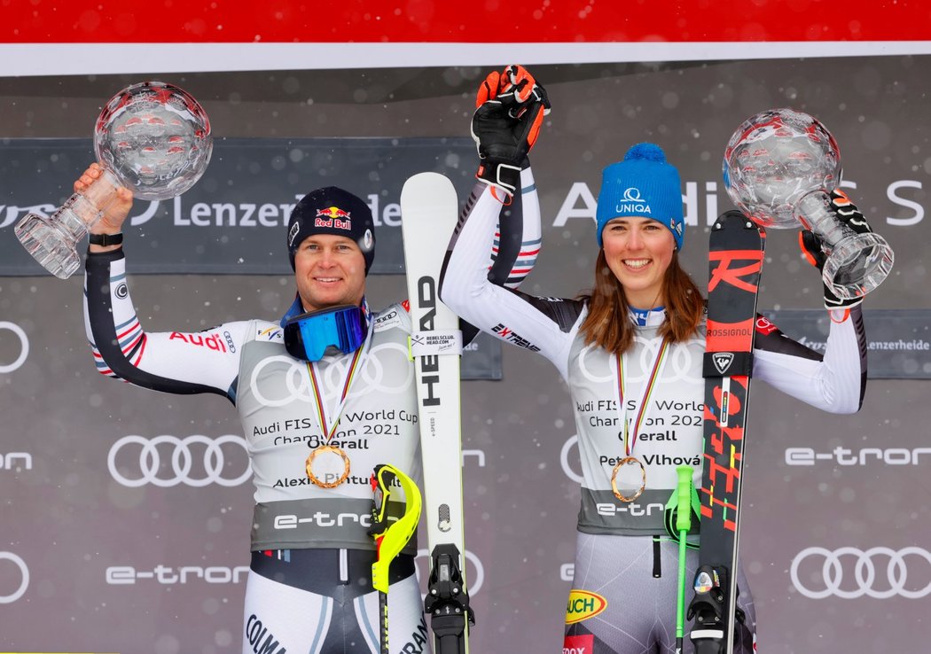 Celkoví vítězové Světového poháru v lyžování Alexis Pinturault a Petra Vlhova