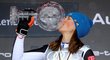 Petr Vlhová líbá velký křišťálový globus pro vítězku Světového poháru