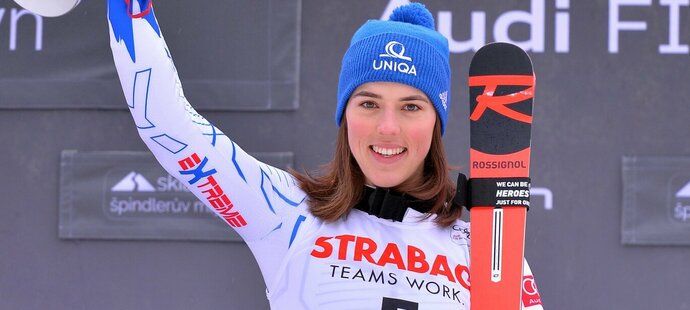 Petra Vlhová s trofejí pro vítězku obřího slalomu SP ve Špindlerově Mlýně