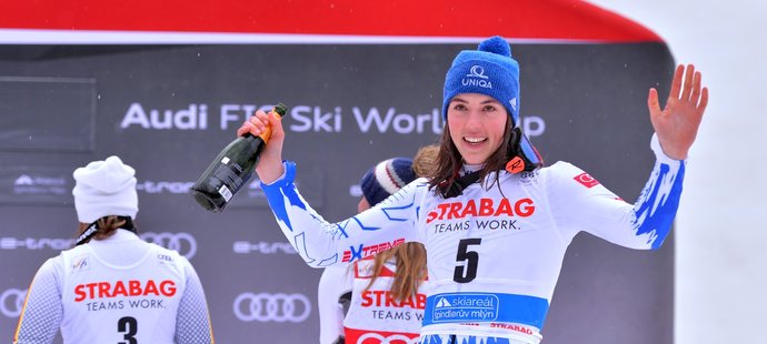 Slovenská lyžařka Petra Vlhová slaví svůj triumf v obřím slalomu SP ve Špindlerově Mlýně