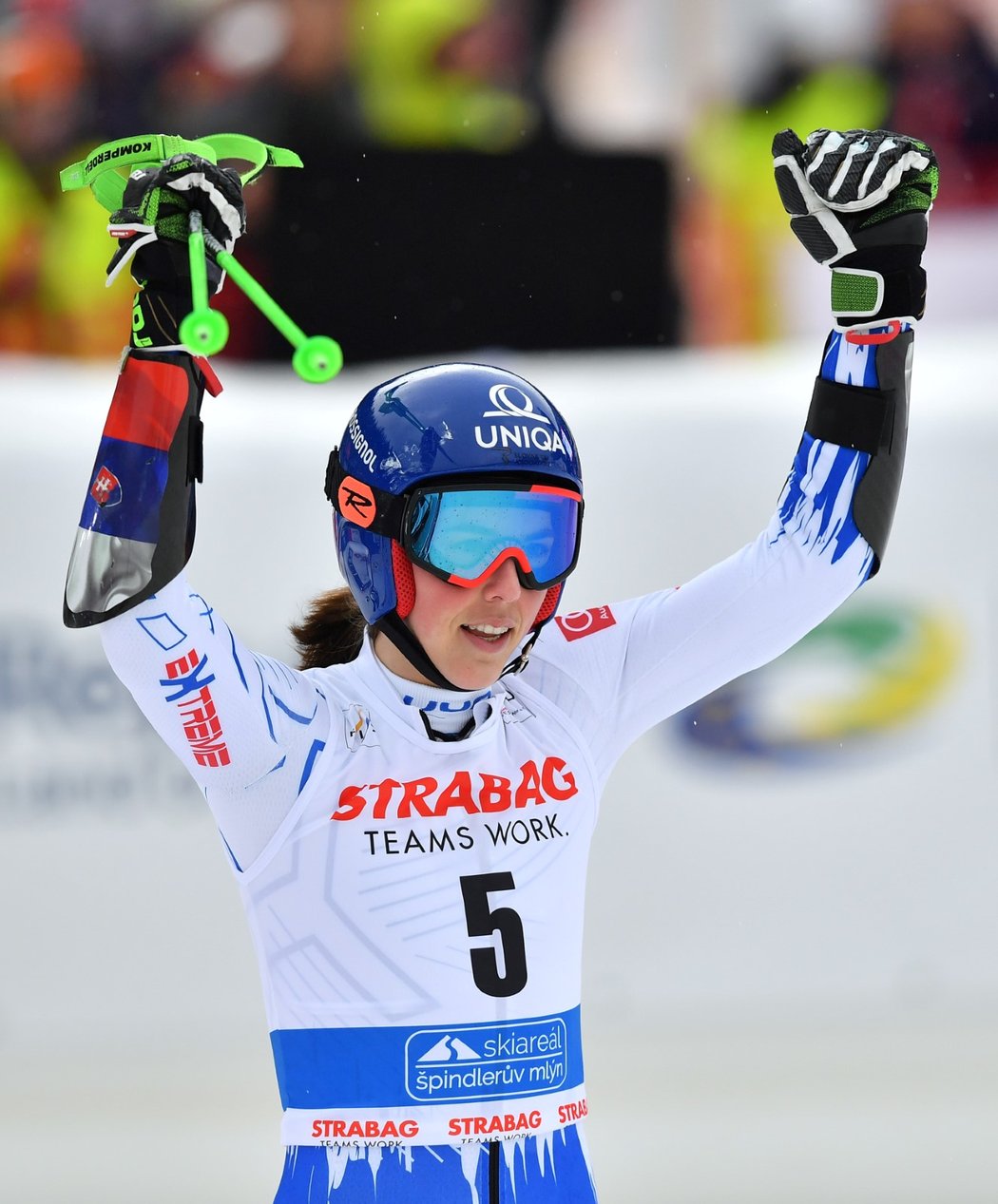 Slovenská lyžařka Petra Vlhová se za svou vulgární oslavu omluvila. Během ní totiž urážela soupeřku Mikaelu Shiffrinovou