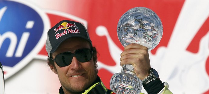 Nor Svindal se raduje i s vítěznou trofejí.