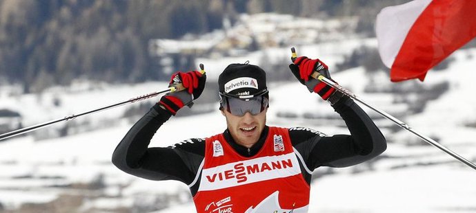 Švýcar Dario Cologna projíždí cílem závěrečné etapy Tour de Ski jako celkový vítěz.