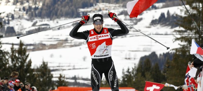 Švýcar Dario Cologna projíždí cílem závěrečné etapy Tour de Ski jako celkový vítěz