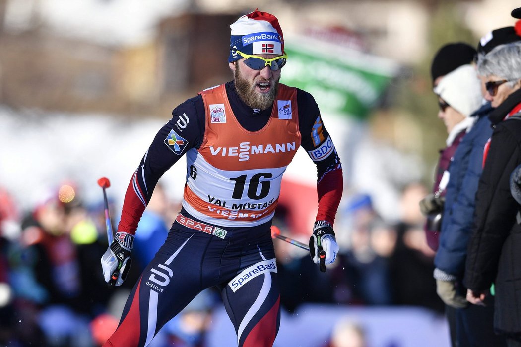Norský lyžař Martin Johnsrud Sundby v kvalifikaci úvodních sprintů Tour de Ski ve Val Müstair