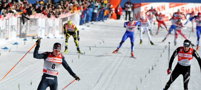 Matti Heikkinen (vlevo) dojíždí jako první do cíle čtvrté etapy Tour de Ski, vpravo druhý Dario Cologna a uprostřed za nimi Martin Jakš, který nakonec vybojoval skvělou třetí příčku