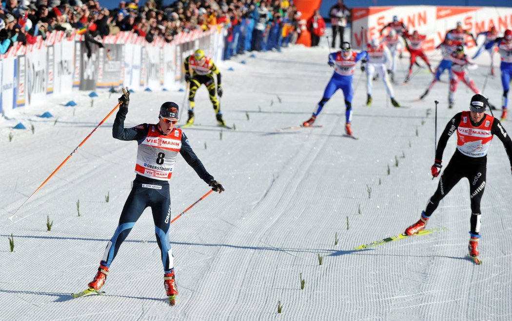 Matti Heikkinen (vlevo) dojíždí jako první do cíle čtvrté etapy Tour de Ski, vpravo druhý Dario Cologna a uprostřed za nimi Martin Jakš, který nakonec vybojoval skvělou třetí příčku