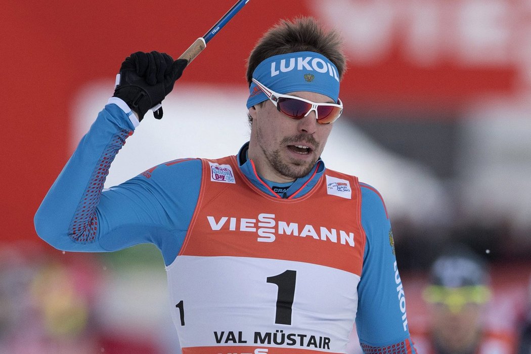 Ruský běžec na lyžích Sergej Usťugov se raduje z výhry v úvodním sprintu na Tour de Ski