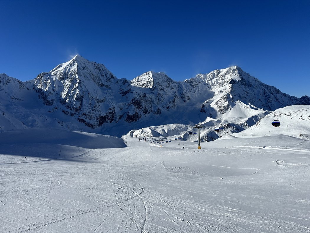 Ester Ledecká trénuje pod nejvyšší horou Jižního Tyrolska, Ortler (vpravo) má 3905 metrů