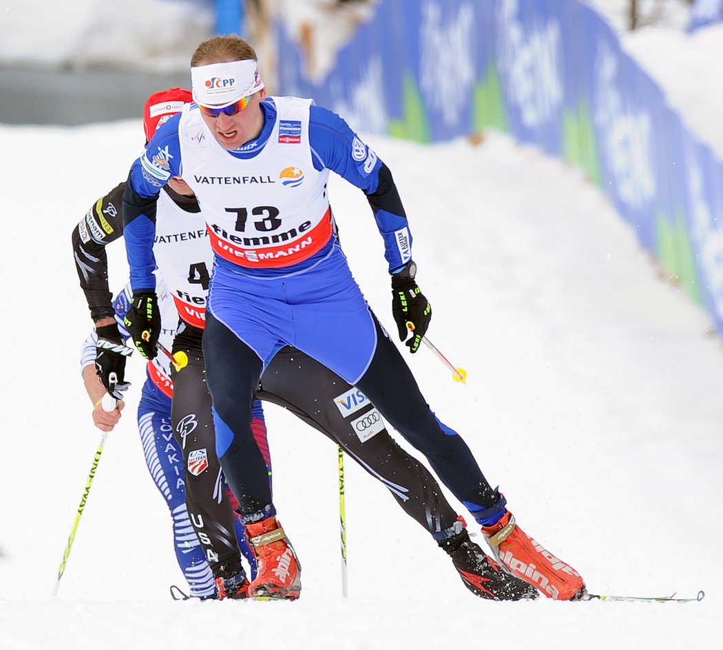 Lukáš Bauer v čele tříčlenné skupiny při závodě na 15 km volně