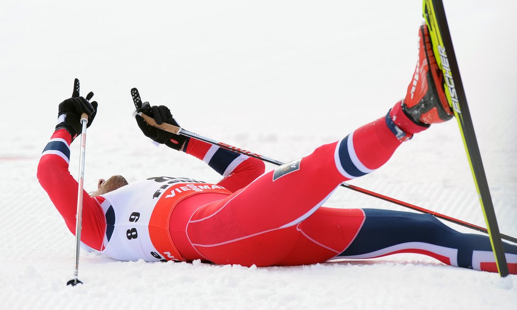 Petter Northug se raduje z vítězství na patnáctce volně