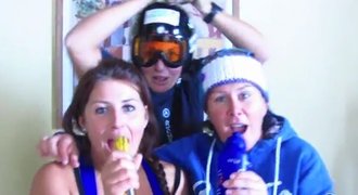Bláznivé video lyžařů: Nahá zpívající Italka ve sprše láká fanoušky