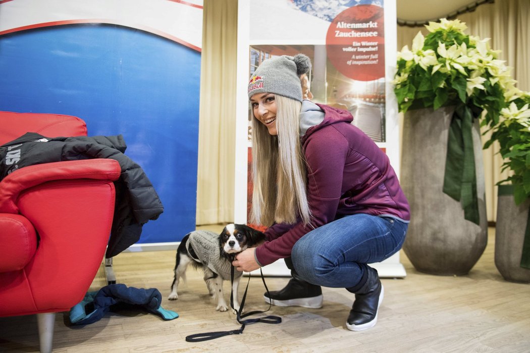 Sjezdařka Lindsey Vonnová dorazila na tiskovou konferenci před svým návratem do Světového poháru se svou fenkou Lucy.