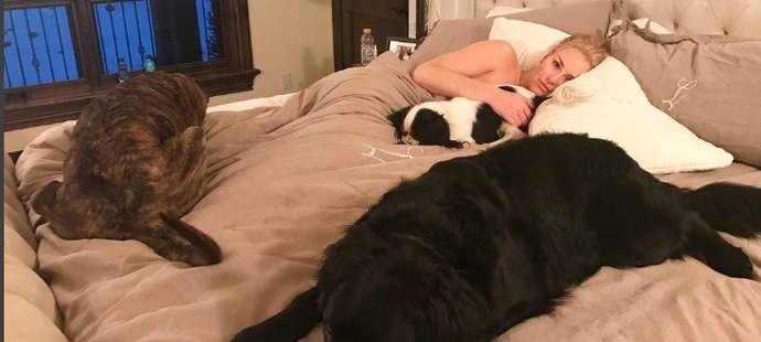 Lyžařka Lindsey Vonnová relaxuje se svými psími mazlíčky. Fanoušci se ale ptají: kde máš přítele?