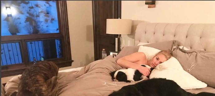 Lyžařka Lindsey Vonnová relaxuje se svými psími mazlíčky. Fanoušci se ale ptají: kde máš přítele?