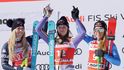 Trojice nejlepších z druhého sjezdu ve Svatém Mořici - zleva Lindsey Vonnová, Emma Aicherová a Sofia Goggiaová