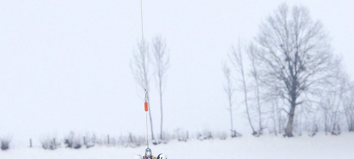 Americká sjezdařka Lindsey Vonnová spadla při úvodní disciplíně na lyžařském mistrovství světa, ze sjezdovky ji musela odvážet helikoptéra