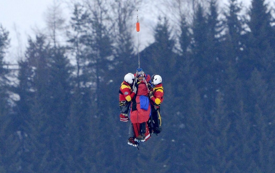 Americká sjezdařka Lindsey Vonnová spadla při úvodní disciplíně na lyžařském mistrovství světa, ze sjezdovky ji musela odvážet helikoptéra