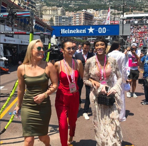 Závodní víkend Velké ceny Monaka si Lindsey Vonnová užívala.