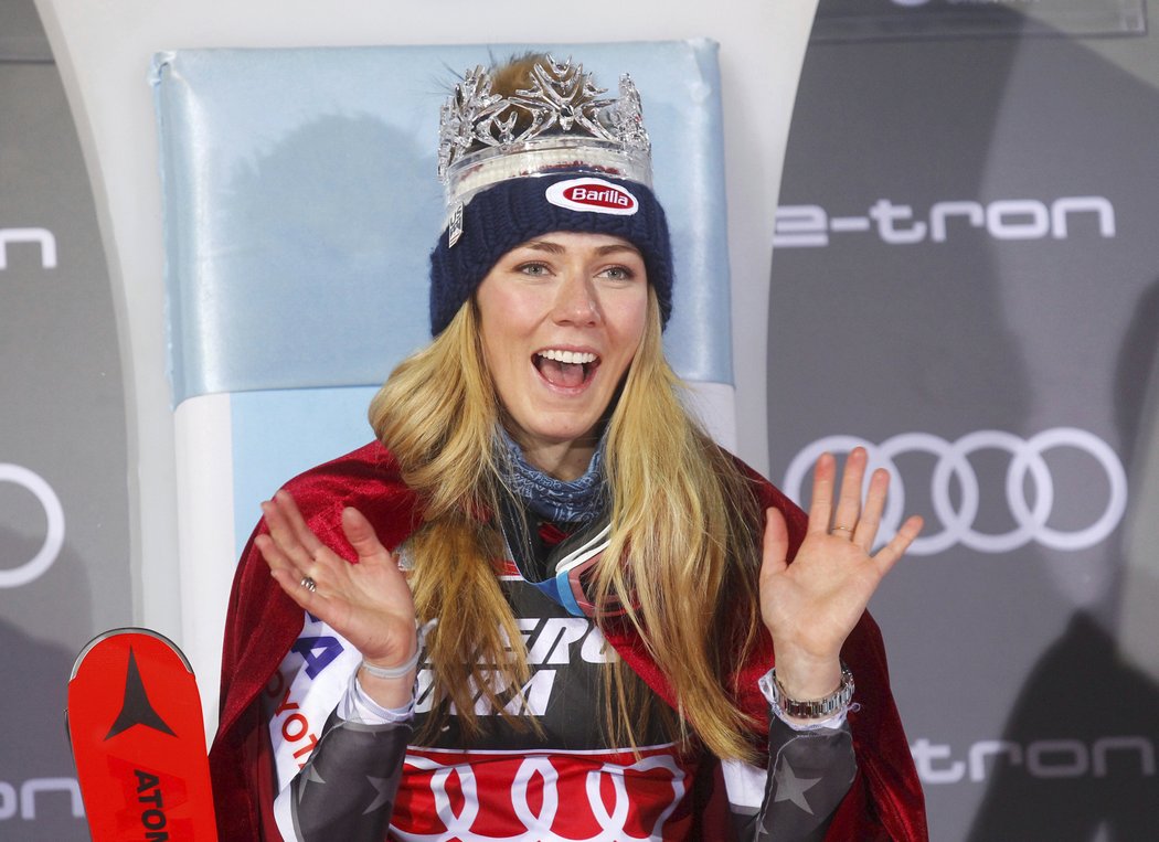 Mikaela Shiffrinová s korunkou pro vítězku slaví svůj triumf ve slalomu SP v Záhřebu