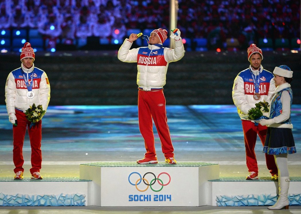 Stupně vítězů po závodě na 50 km na olympiádě v Soči: zleva stříbrný Maxim Vylegžanin, vítěz Alexandr Legkov a bronzový Ilja Černousov