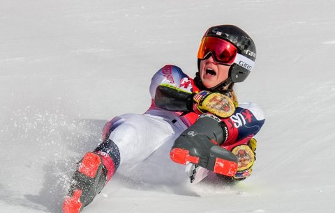 Americká lyžařka Nina O&#39;Brienová utrpěla při pondělním pádu v obřím slalomu na olympijských hrách komplikovanou zlomeninu levé nohy. 