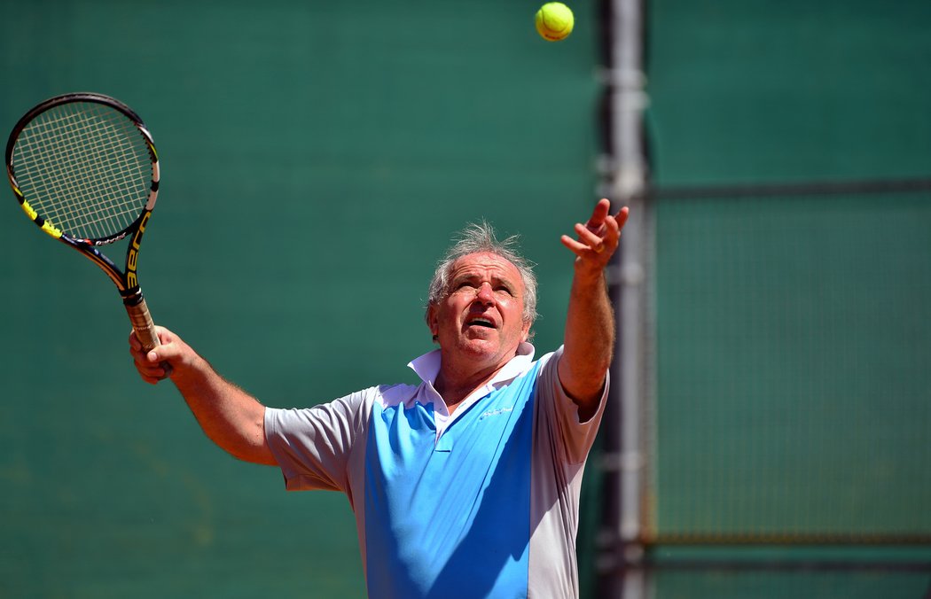 Ladislav Vízek si rád a často zahraje tenis, pokud mu to zdraví dovolí