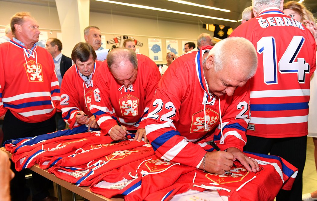 Bývalý československý reprezentant Pavel Richter se podepisuje fanouškům na dres