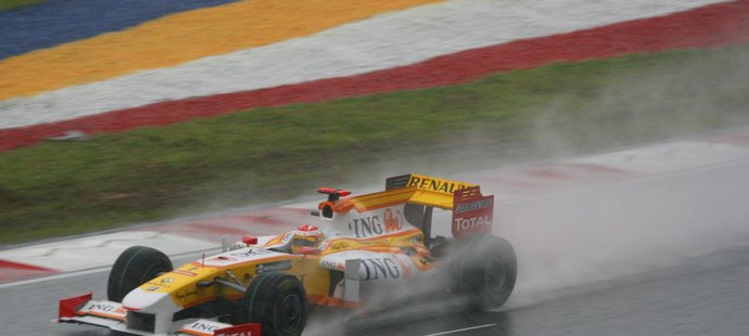 S vodou měl velké problémy i Španěl Alonso.
