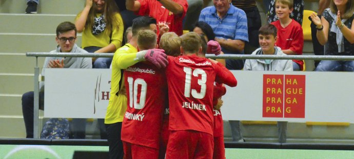 Čeští hráči se radují na mistrovství světa v malém fotbale do 21 let