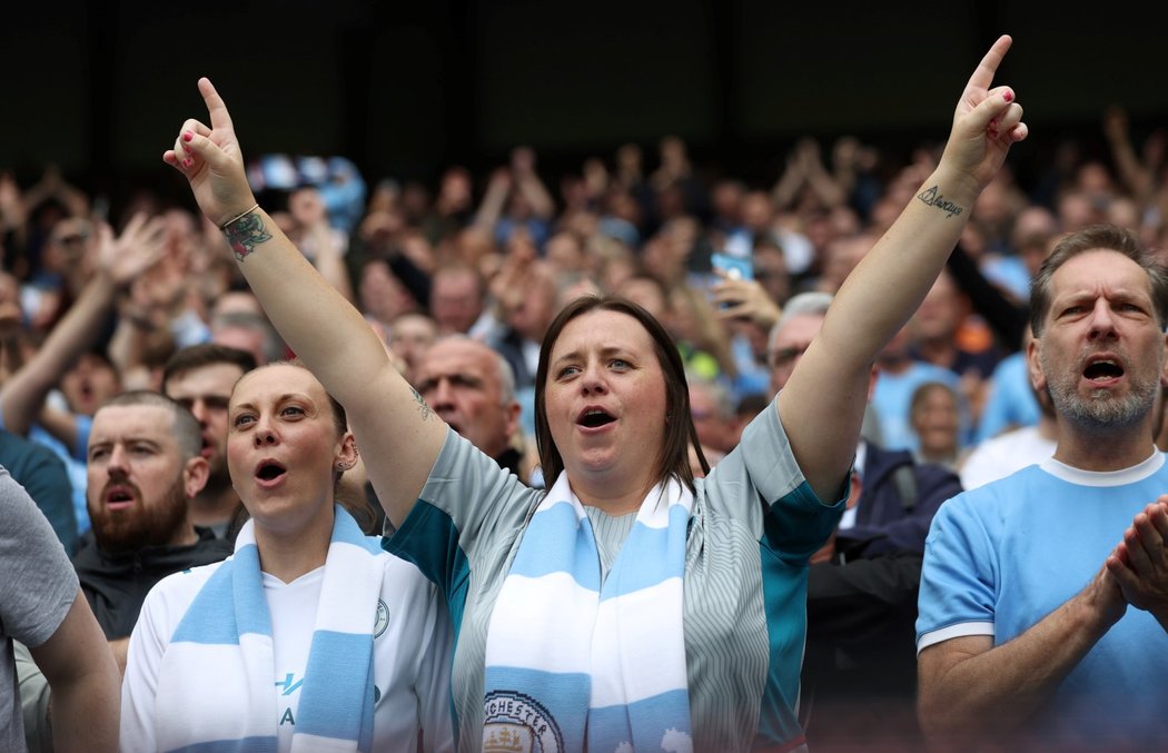 Fanoušci Manchesteru City oslavují vstřelenou branku do sítě Norwiche