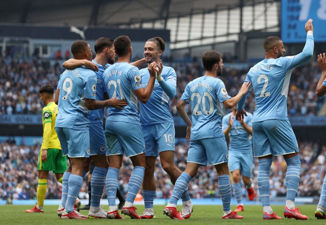 Fotbalisté Manchesteru City oslavují vstřelenou branku do sítě Norwiche