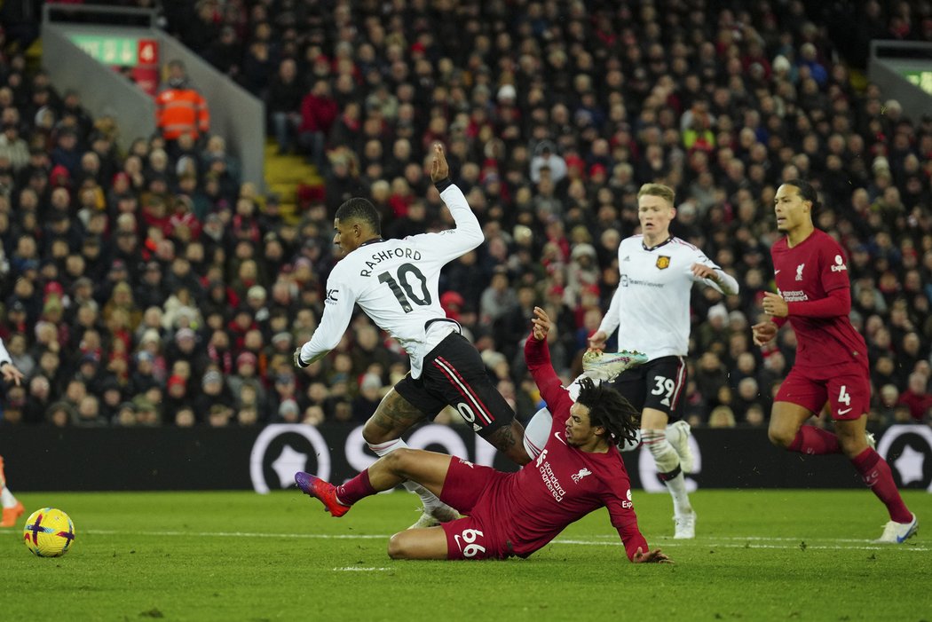 Fotbalisté Manchesteru United schytali od Liverpoolu ,,sedmičku&#34;. Jejich zkrat nezvládl jeden z jejich slovenských příznivců, který si svou zlost vybil na komentátorovi Matúši Lukáčovi