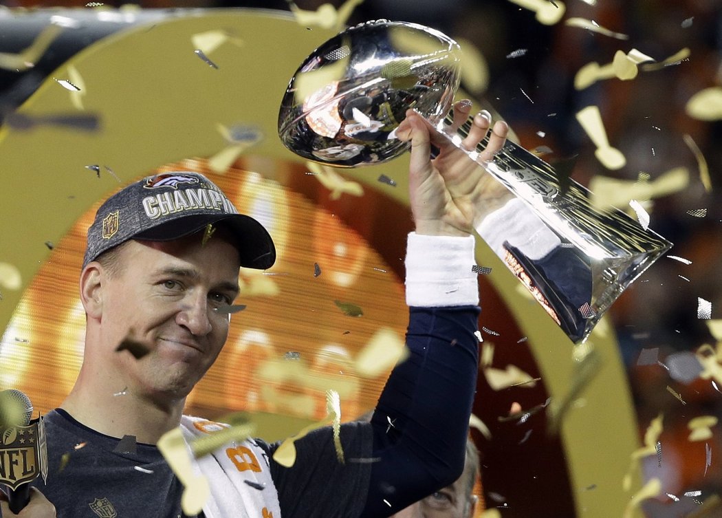 Peyton Manning tak prožívá vítězné loučení s kariérou, když se v 39 letech stal nejstarším quaterbackem, který dovedl svůj tým k zisku titulu