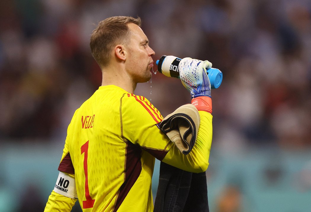 Elitní brankář Bayernu Mnichov Manuel Neuer si zkomplikoval kariéru nehodou na lyžích