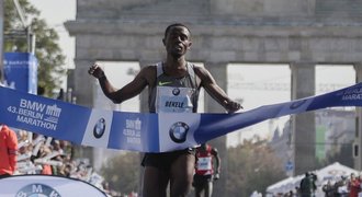 Šest sekund od rekordu! Etiopan Bekele vyhrál Berlínský maraton