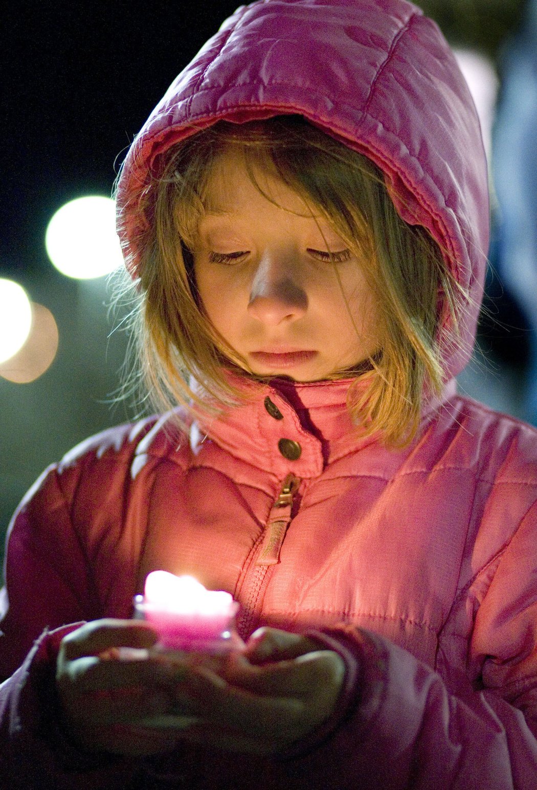 Smutná zpráva z Bostonu ihned obletěla celý svět. Malá holčička zapaluje svíčku v Moskvě.