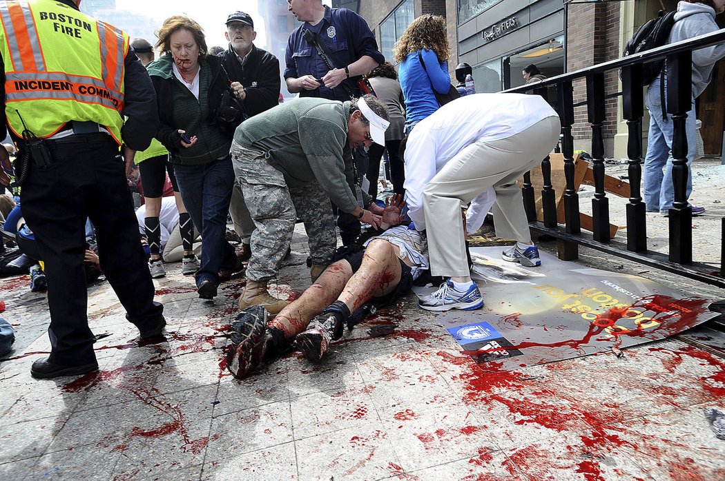 Spousta krve a jeden z mnoha raněných po bombových útocích v Bostonu