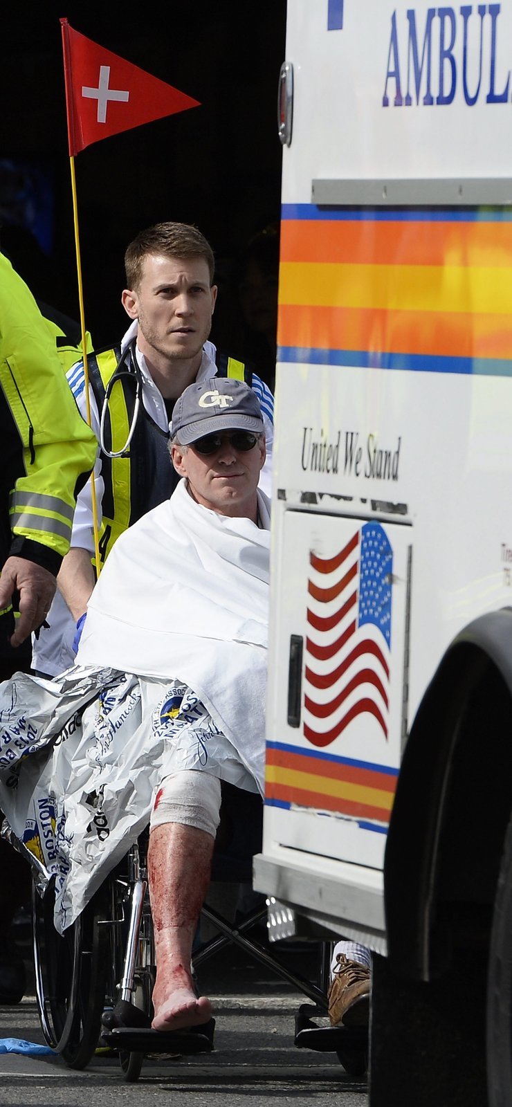 Záchranáři v Bostonu pomáhají lidem, kteří utrpěli zranění po výbuchu v cíli bostonského maratonu