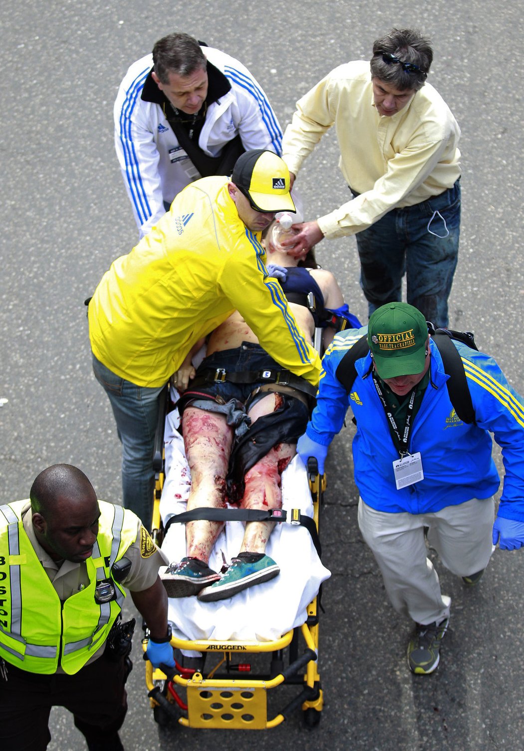 Záchranáři v Bostonu pomáhají lidem, kteří utrpěli zranění po výbuchu v cíli bostonského maratonu