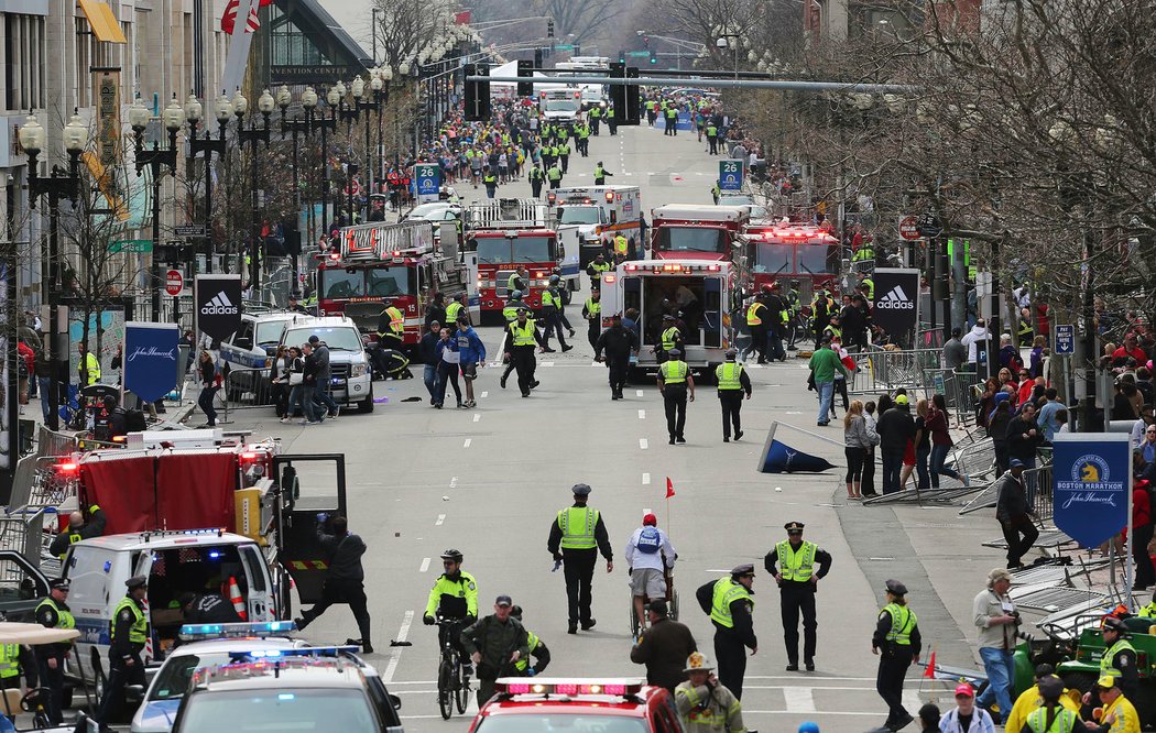 Hrůzné obrázky z cíle bostonského maratonu, kde došlo ke dvěma explozím