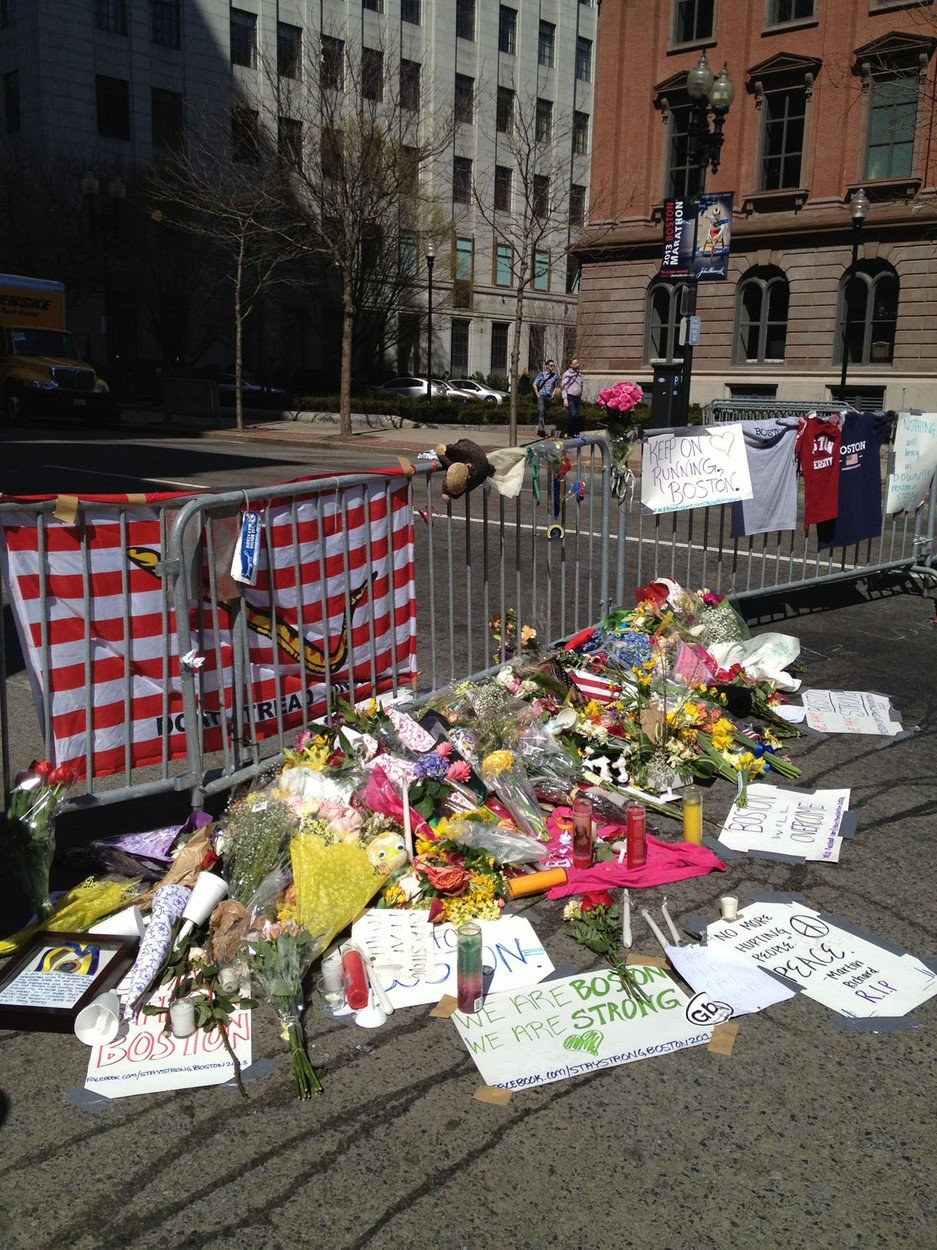 Boston dodnes vzpomíná na tragédii při maratonu.