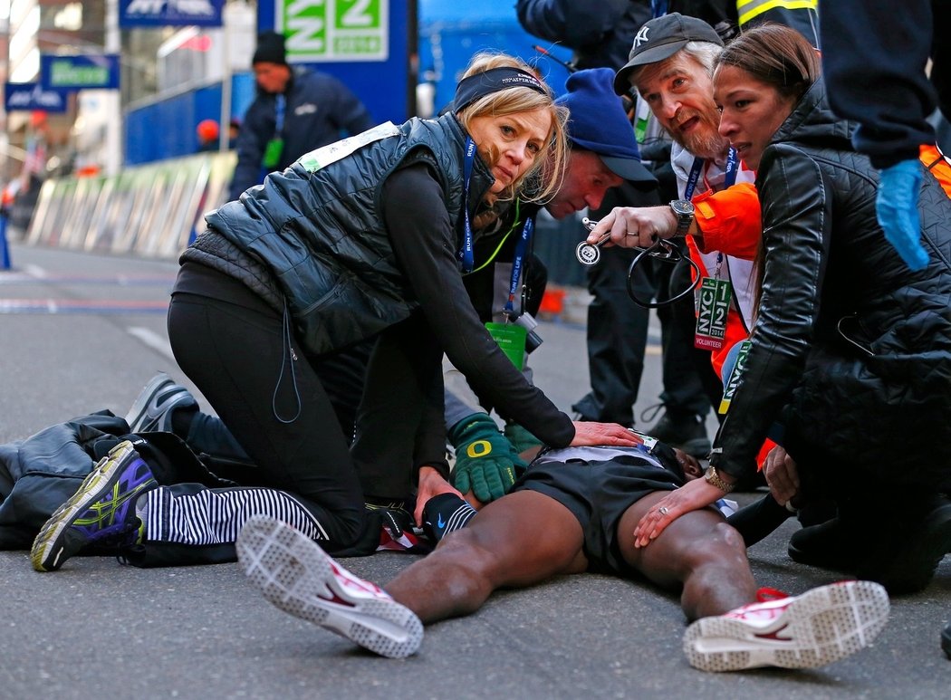 Mo Farah zkolaboval v cíli půlmaratonu v New Yorku